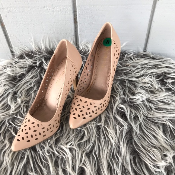 Restricted Pointed Toe Heels - Picture 5 of 9